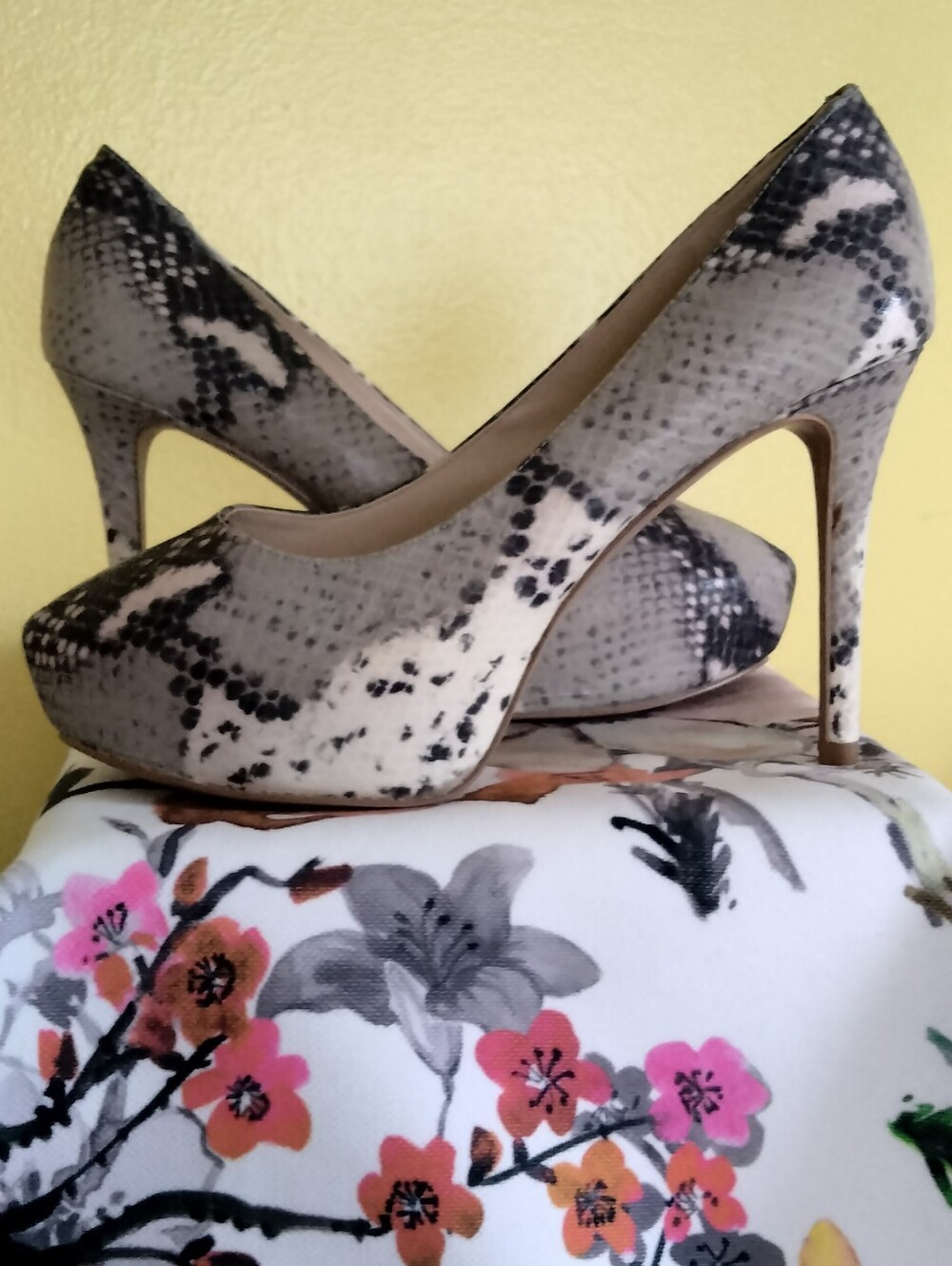 Nine West "JULIETTE"  Snake-Print Platform Pumps & Handbag